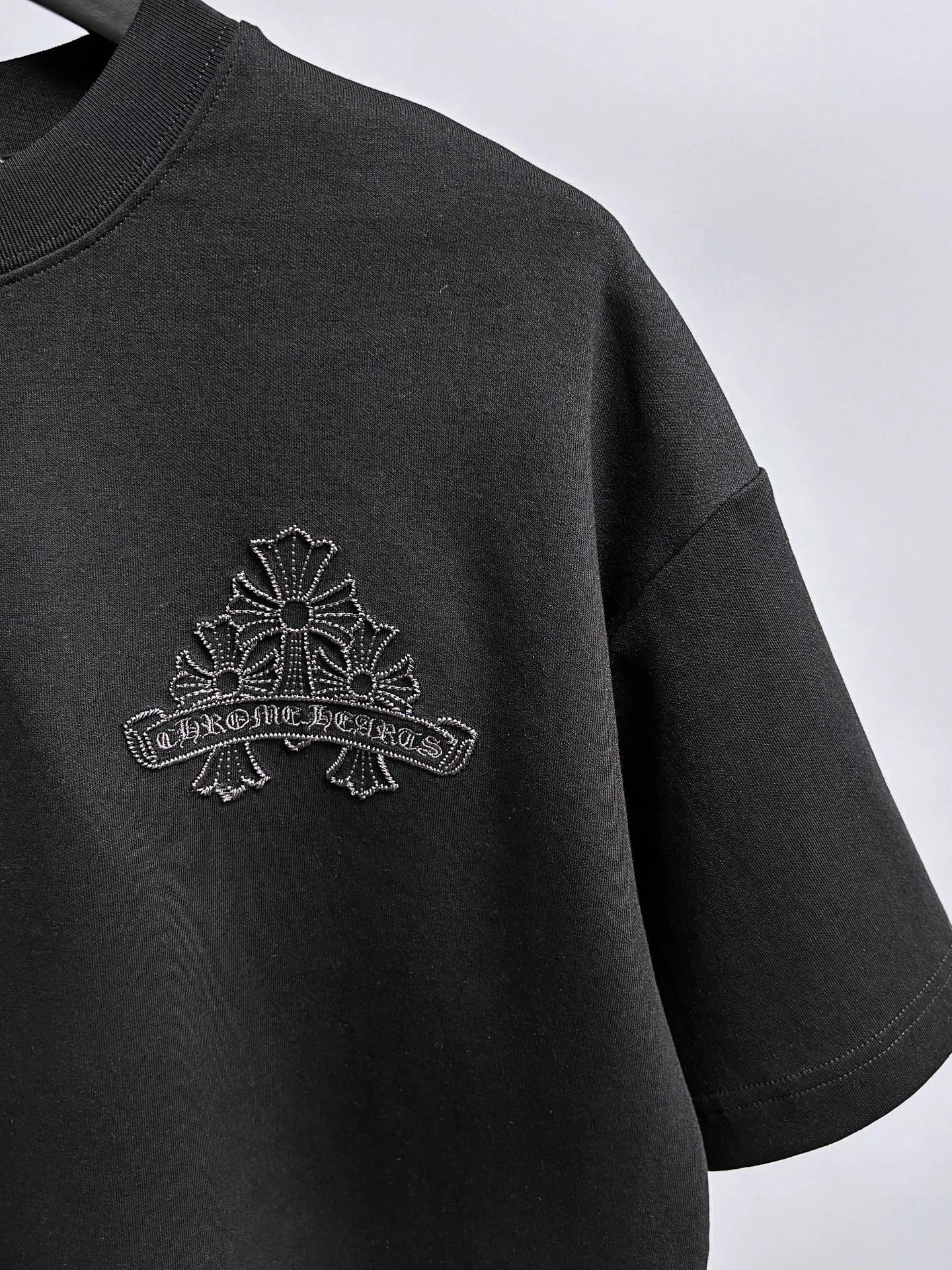 P190 Chrome Hearts* 2꯭0꯭2꯭5 new autumn and winter style ❤️ Original ⌚️ high version Chrome Hearts The fabric is made of 320g high-density modal long-staple cotton. It does not deform or shrink. Process introduction: double thread movement. Chest. The back panel uses overlapping embroidery🪡 process➕the back panel towel rope embroidery process. Color: black SIZE: M-3XL